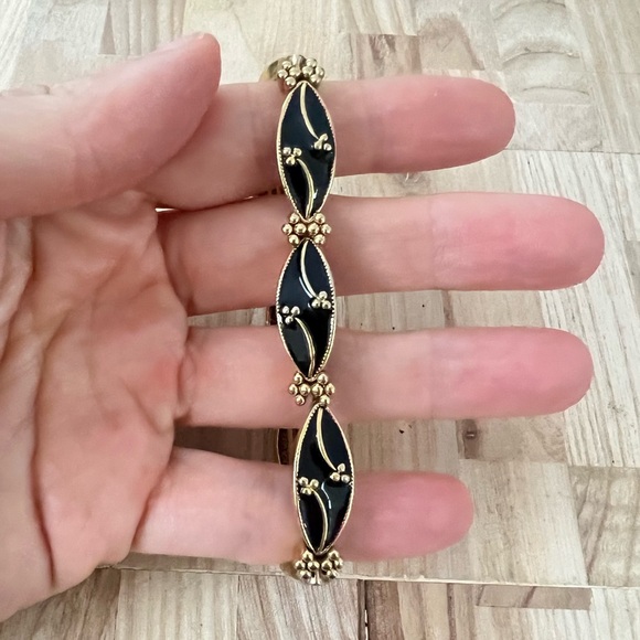 Vintage Napier gold tone and black enamel stretch bracelet - Picture 1 of 7